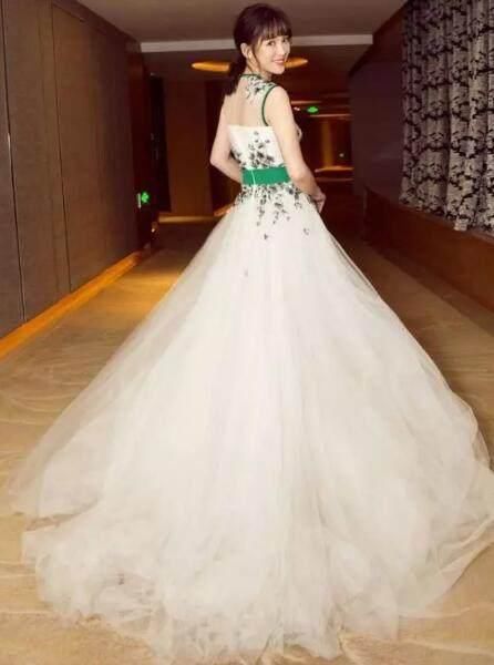 陈乔恩素颜现身商场，网友直呼：差别好大！没了妆容还不如路人美