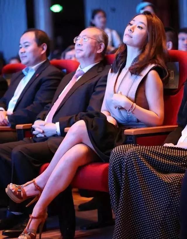 名气毁了靠卖肉？林心如出席一直用手捂住胸，霍建华都受不了！