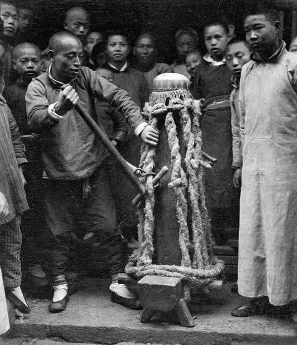 美国人在鞋盒里发现了6000张中国老照片，轰动全世界