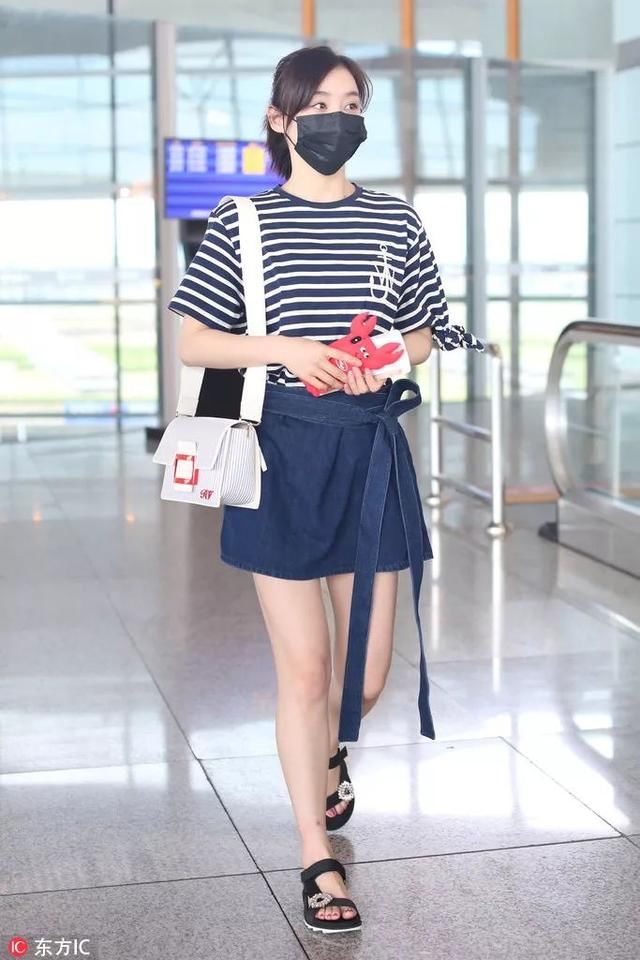 巧穿搭|吴宣仪这双凉鞋还可以，显腿长