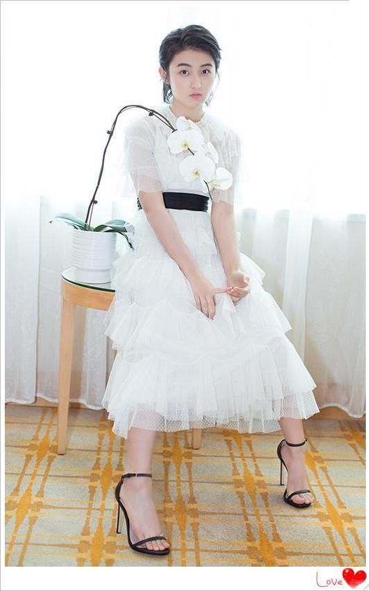 16岁张子枫够狠！脚踩“两根针”亮相活动，网友：还不如不穿呢！