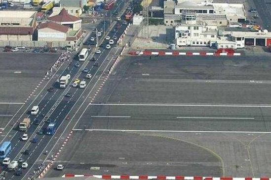 世界上最奇怪的机场，还设有红绿灯，飞机起飞前还得等红灯