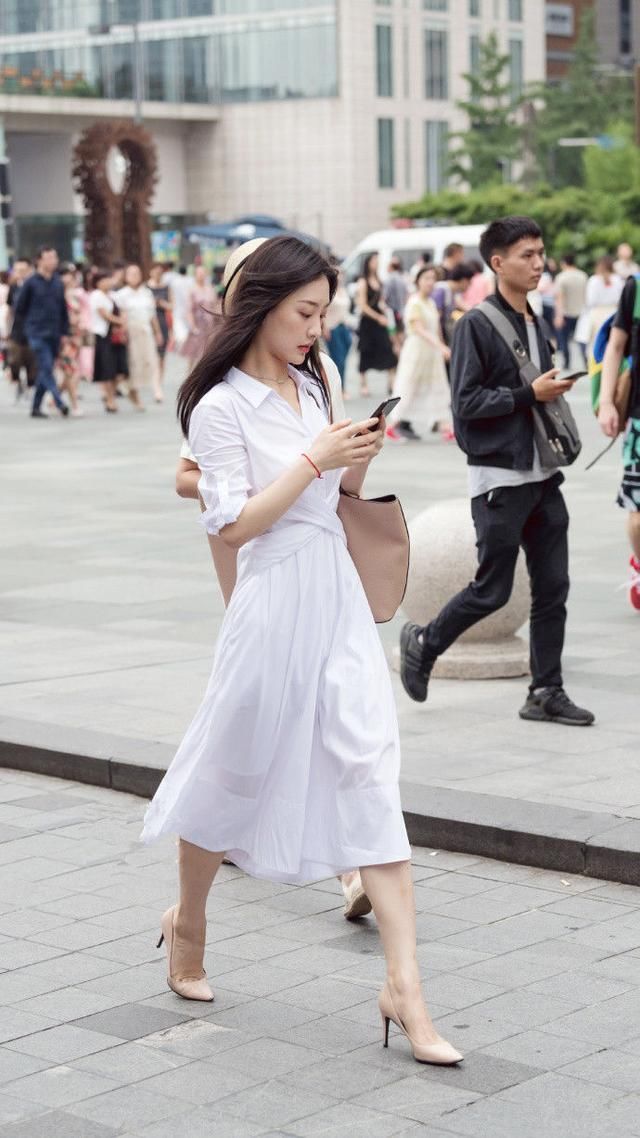 路人街拍：吊带装是今年夏天小姐姐不愿舍弃的搭配，只要皮肤够白