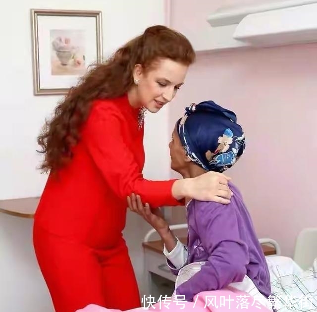  碾压：摩洛哥最美王妃，碰上高颜值的西班牙王后，靠一件民族服轻松碾压
