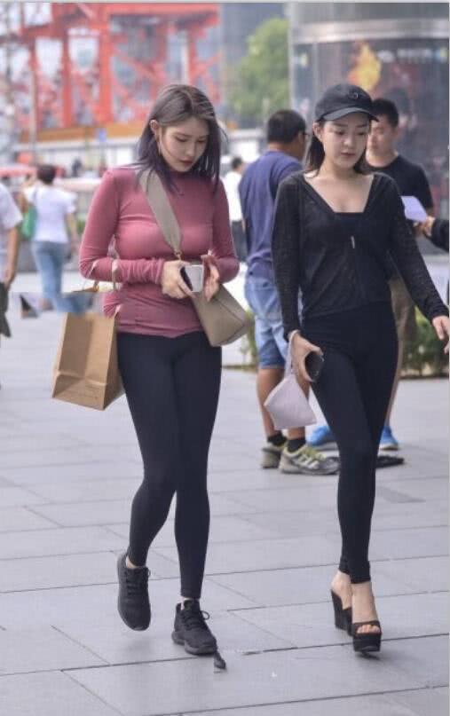 两时尚小姐姐紧身裤够勾勒迷人曲线出街她更胜一筹,原来赢在这里