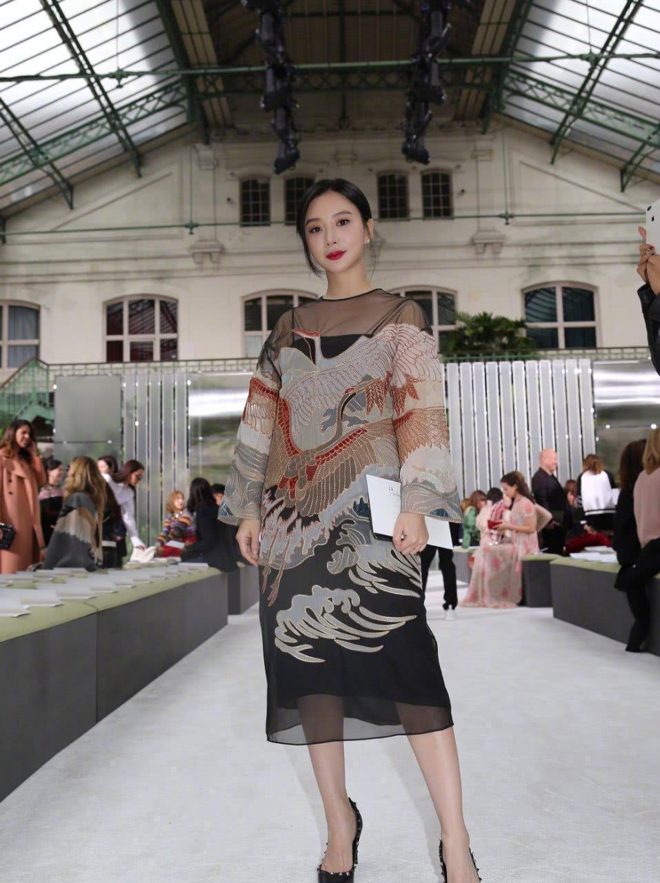 熊乃瑾穿小香风知性温柔,把肥大的牛仔裤穿成紧身裤,减减肥吧!