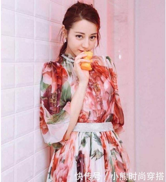 20岁程潇撞上26岁迪丽热巴,身穿印花气质长裙展现不同魅力!