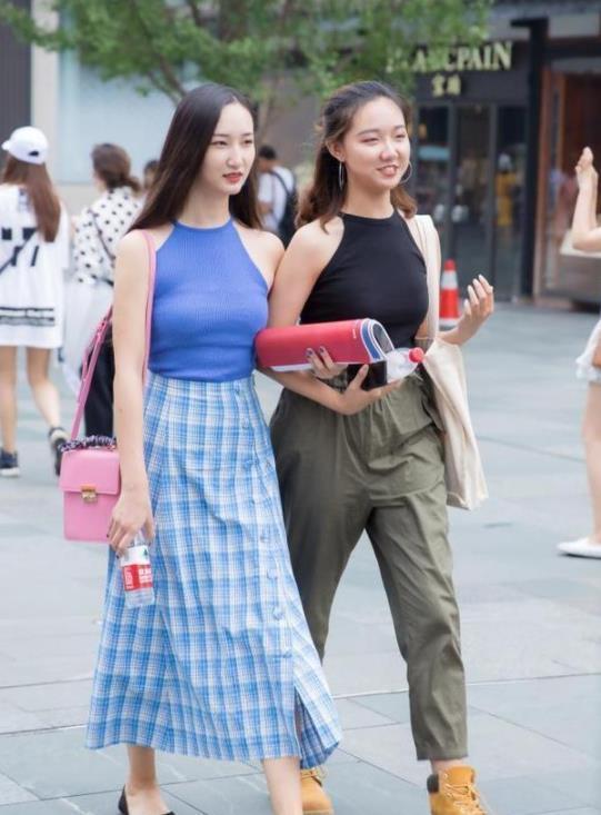  『气质』街拍：甜美可爱小清新美女，美姿曼妙如出水芙蓉，气质优雅