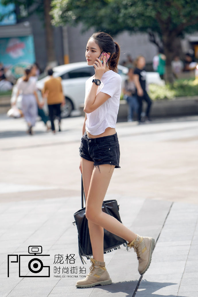 街拍重庆:就算是美若天仙，也需要时尚的穿搭，让你更美，更酷!