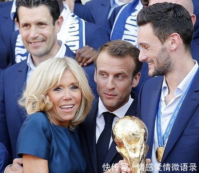 65岁法国第一夫人迎接球员，被总统护在怀中，一双美腿太吸睛！