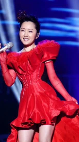 47岁还敢这么穿，大红色玫瑰裙土味十足，杨钰莹为了人气也是拼了