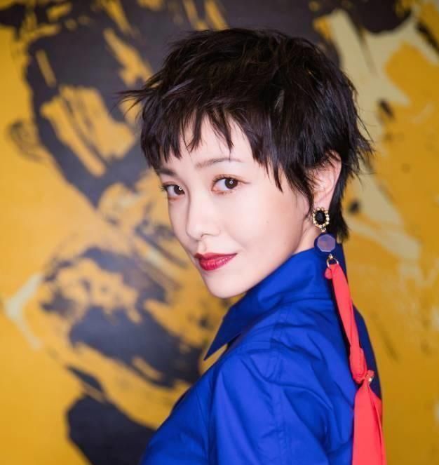  长直发：别再跟风“羊毛卷”了，今年流行这5种“发型”，减龄还显气质