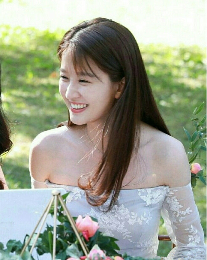 乔欣越来越放得开了！开叉裙穿出时尚新高，大长腿好惊艳！