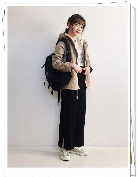  受欢迎：黑色背包越来越受欢迎！看看日本女孩春天怎么搭配它吧