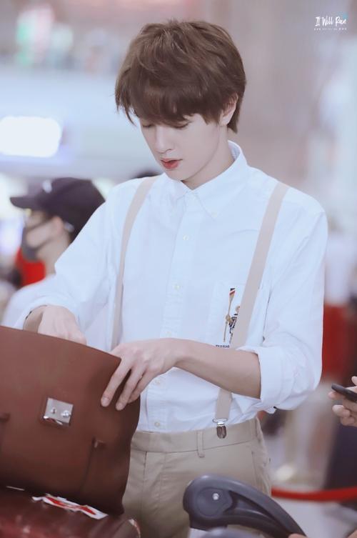 本以为鹿晗穿背带裤够迷人了，没想到官鸿的出现才见识什么叫帅气