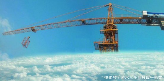  「高空」600米高空塔吊，要是出了问题该怎么检修隔屏幕看着都晕