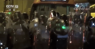 受伤香港警员对暴徒喊话：我们香港警察绝对会果断执法！