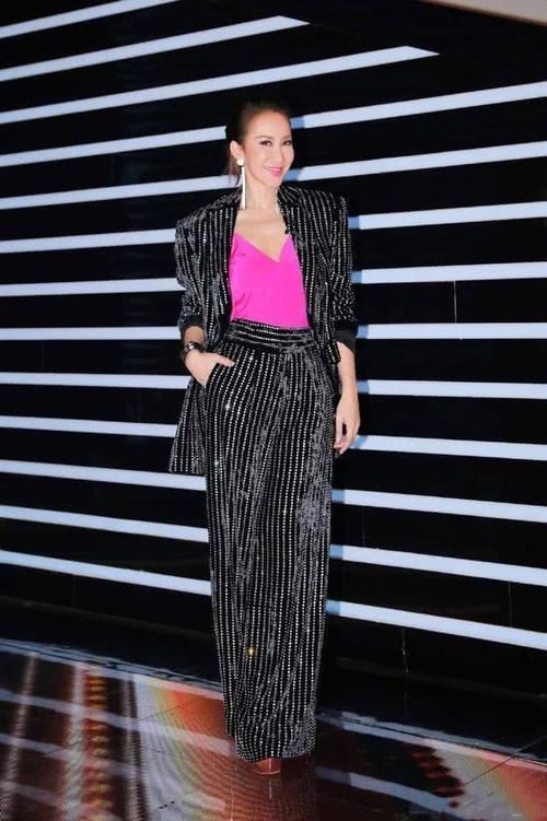  『内搭』天后李玟真放得开，穿西装直接敞开露出镂空衫，性感身材赚足眼球