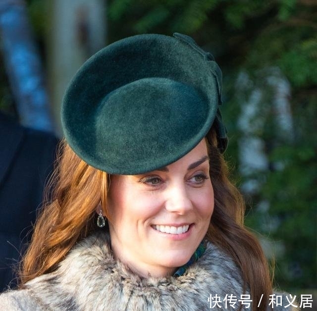  「气质」夏洛特小公主首次现身，与凯特王妃穿亲子装，气质不输妈妈