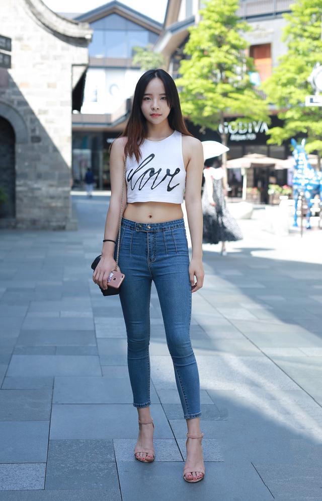 街拍：夏季搭配紧身裤，看看路人如何穿搭？好身姿添自信!