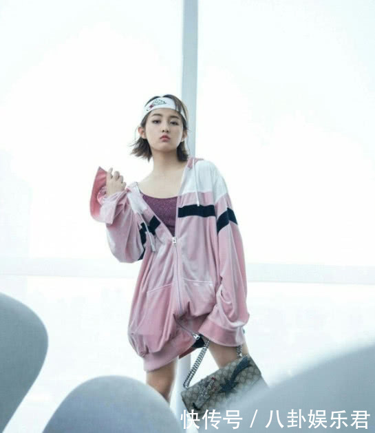 关晓彤的衣品差？看看张子枫走红毯的这身才知道什么是车祸现场