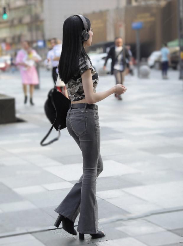  『大腿内侧』酷女孩必有的衣服，迷彩上衣搭牛仔裤，潮流又帅气