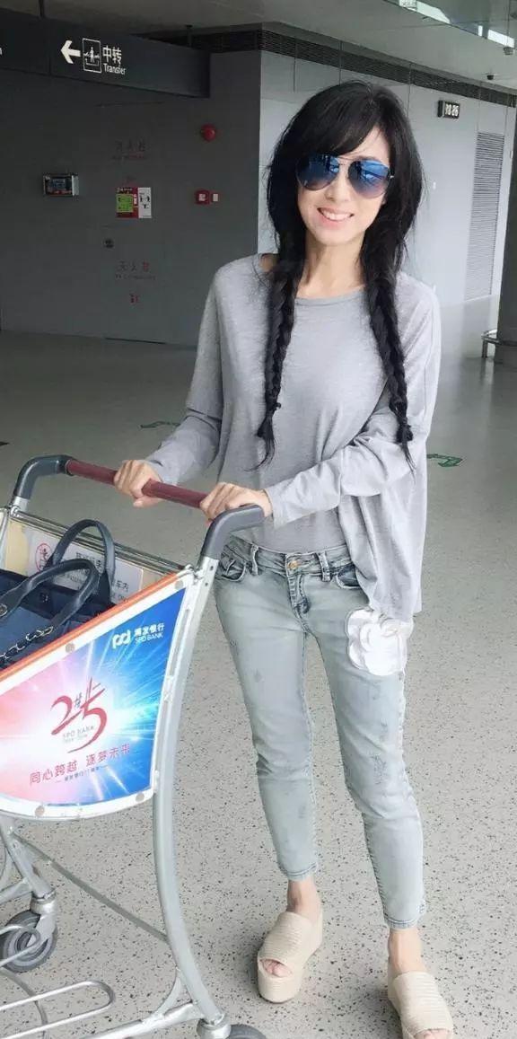 63岁米雪扎双马尾辫扮嫩，还挺少女感！网友：穿鞋的品味有点土！