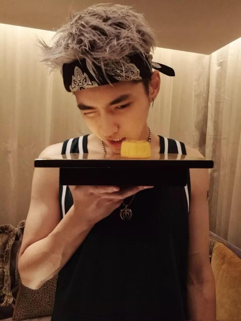 为什么女生穿背心很性感，男生穿就像老大爷!