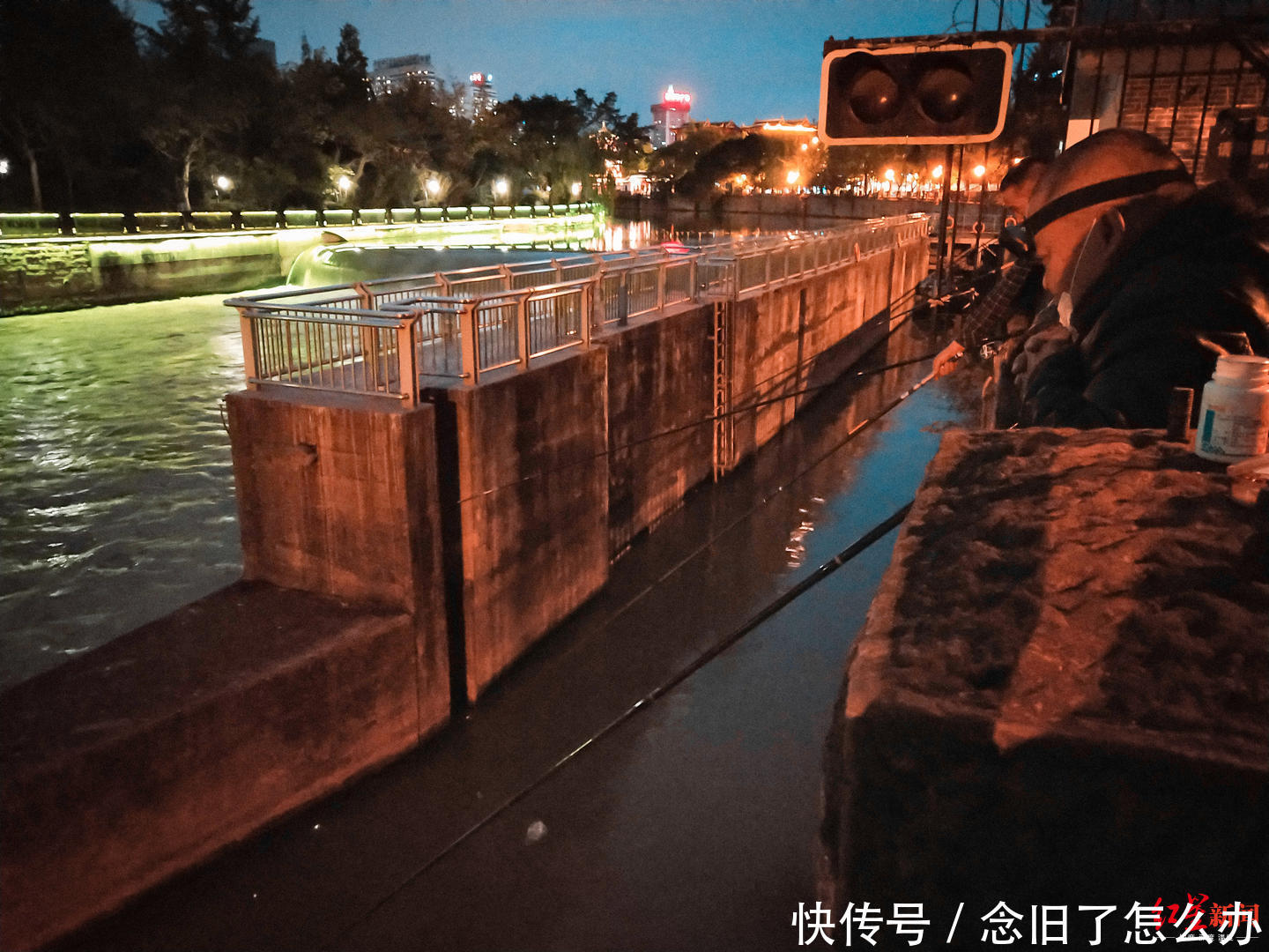  「农业综合执」禁渔期，夜钓者竟在百花潭公园水闸偷钓，有人声称钓了三四十斤