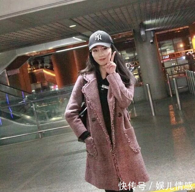 韩雪最新机场秀美翻了，格子大衣搭阔腿裤，冬天这样穿不显臃肿！