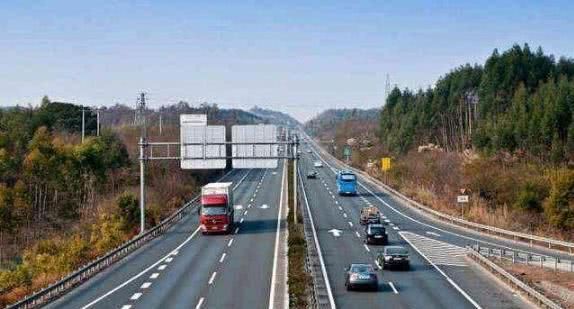  「大货车」高速公路行车时，安全要时刻放在第一位，这几种情况