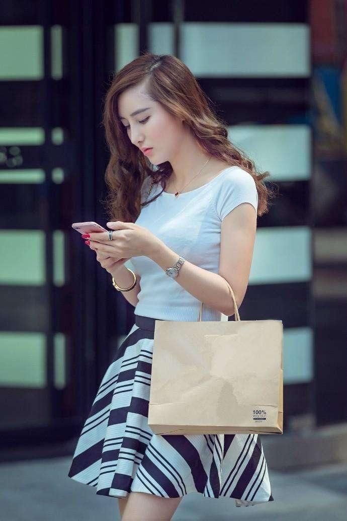 街拍：美女穿热裤露出大长腿, 身材曲线完美展现!