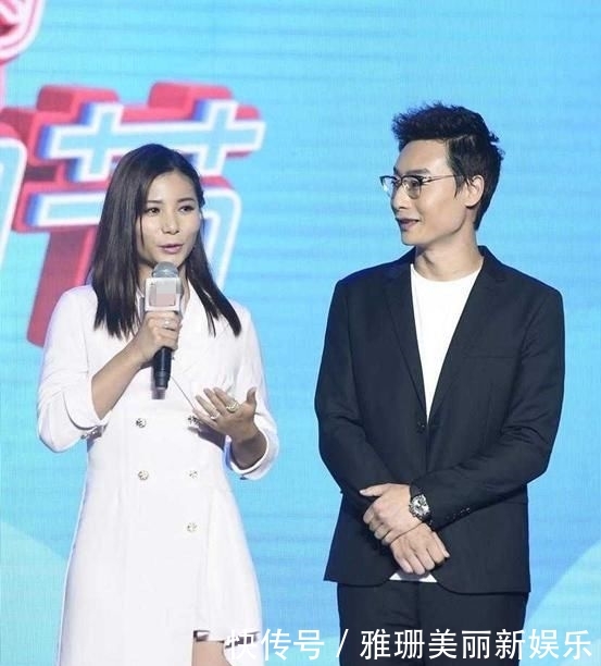  [气质]何姿秦凯合体亮相，女的穿白色连衣裙气质惊艳，男的穿西装超时尚
