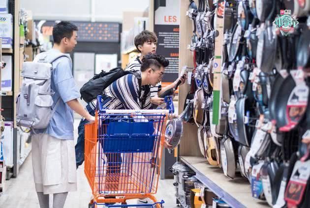 赵薇舒淇退片酬:要退回人民币4000万给湖南卫视，网友:真的假的