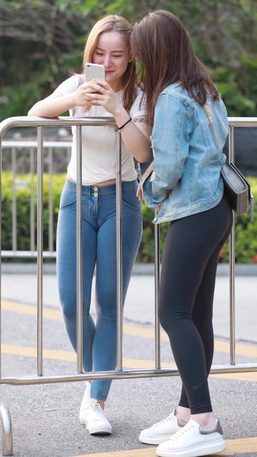 街拍:小姐姐身材也很有韵味,看起来很气质成熟!