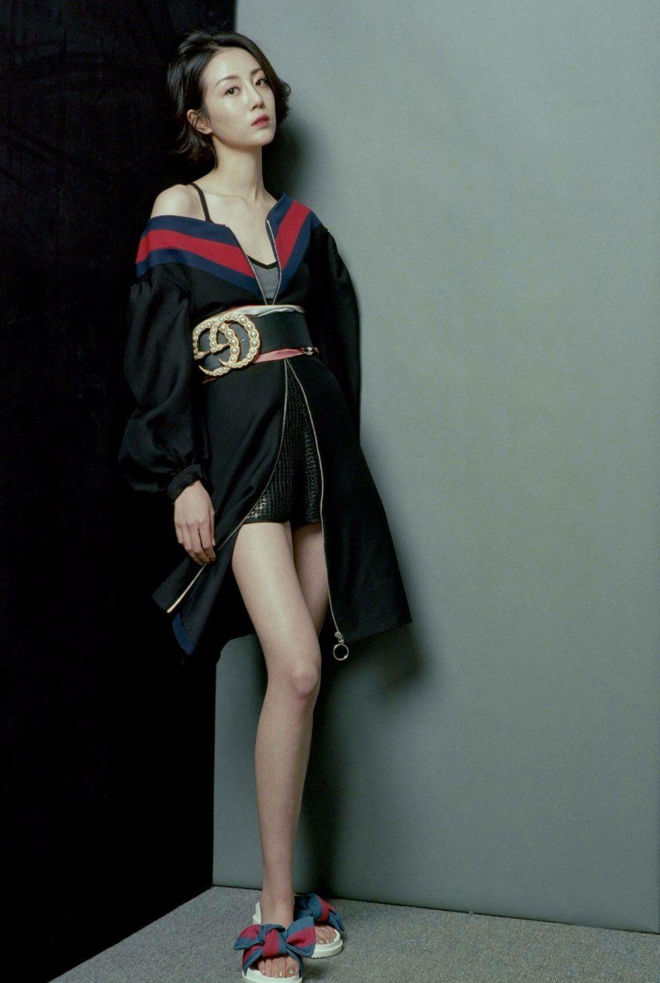 李溪芮是有多自信?穿着白色紧身裤就出门，这个腿看着真是尴尬!