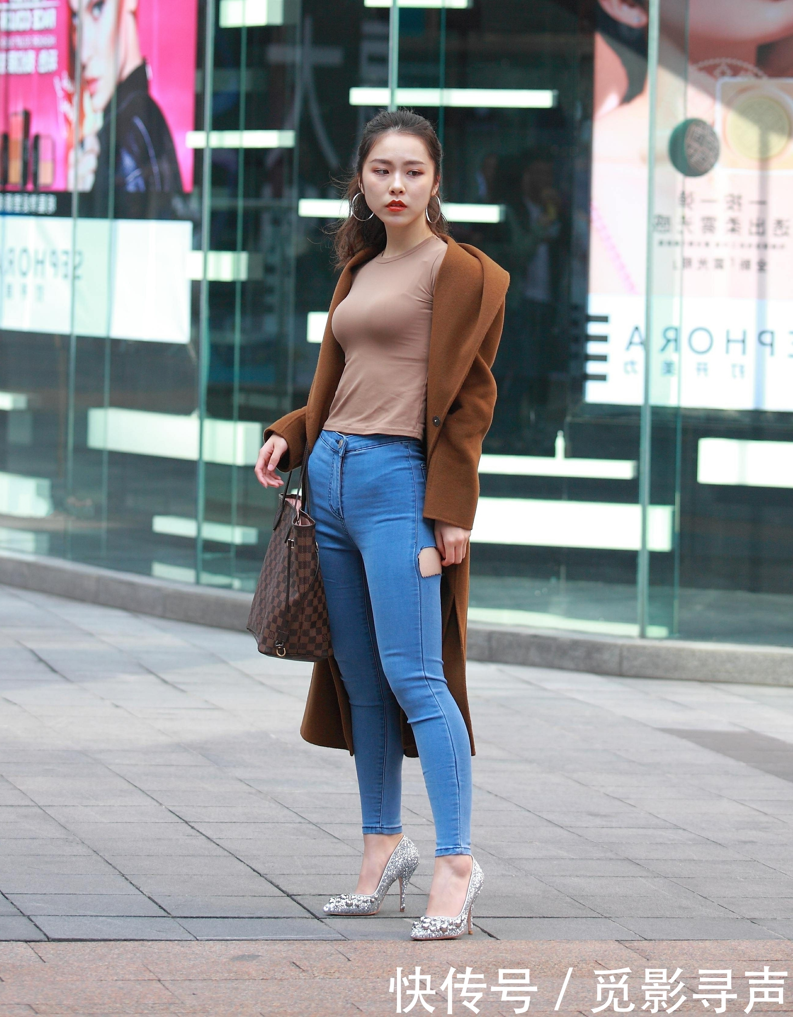 街拍：气质小姐姐破洞紧身牛仔裤凹凸有致，就是摆拍的时候表情太