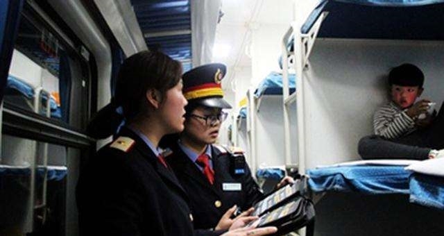 乘坐火车的卧铺的时候，乘务员为什么要收走火车票？原因很暖心