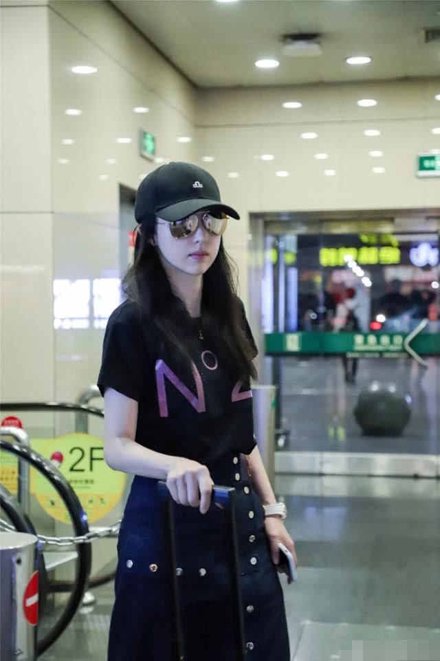 董璇的裙子这么紧，扣子还能全部系上，网友：104斤假的吧