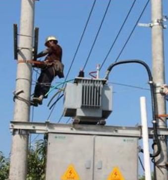  门口■宅基地持有者尚未允许，电力公司就将变压器装在宅基地门