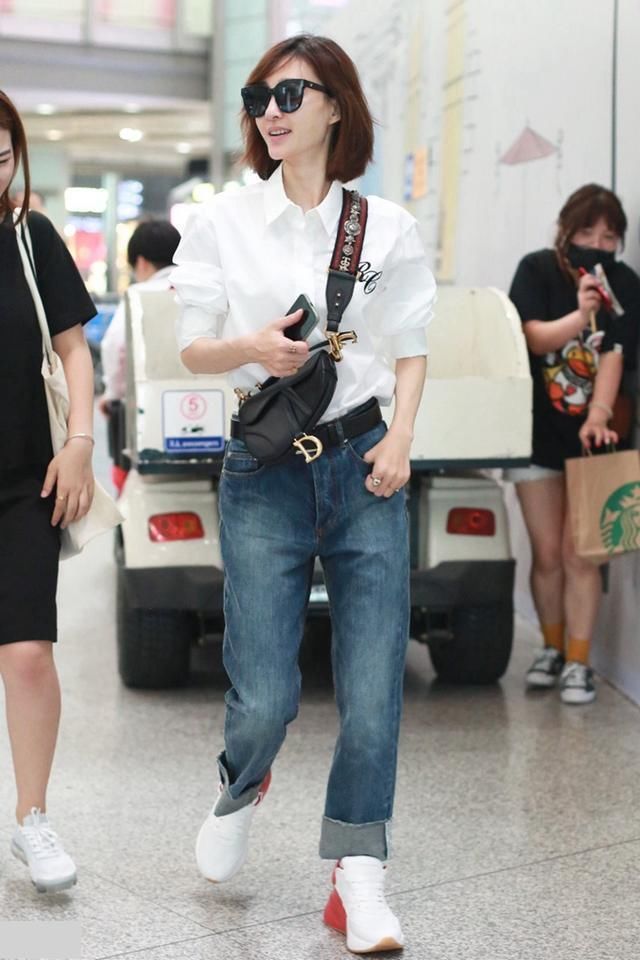 王丽坤腿型不好，穿裤子腿缝好宽，选的裤子也是显腿短的那种!