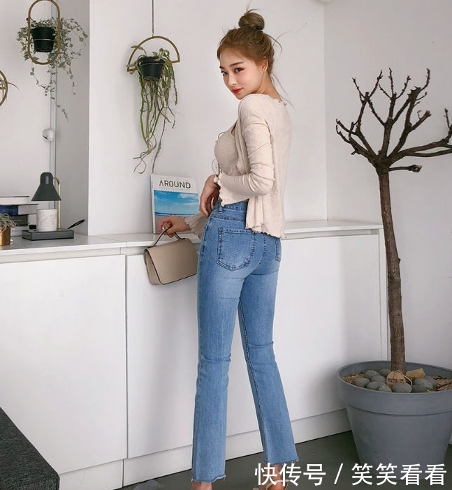 『美女』街拍美女:清爽迷人的紧身牛仔裤小姐姐,突显身材与气质