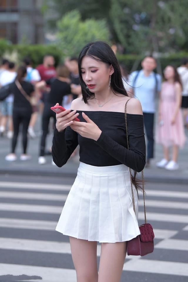 花裙|路人街拍,气质优雅的花裙美女,走在街头展现出清爽浪漫的格调