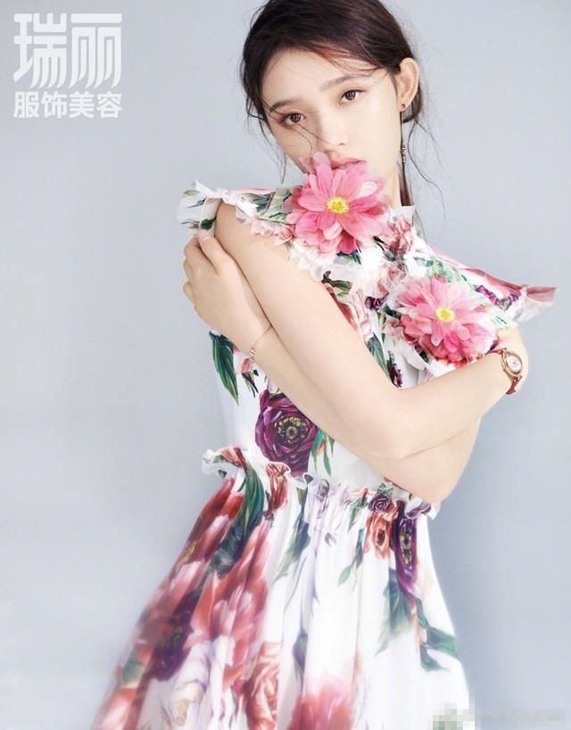 小仙女都这么穿！林允粉色纱裙露香肩惹人怜爱