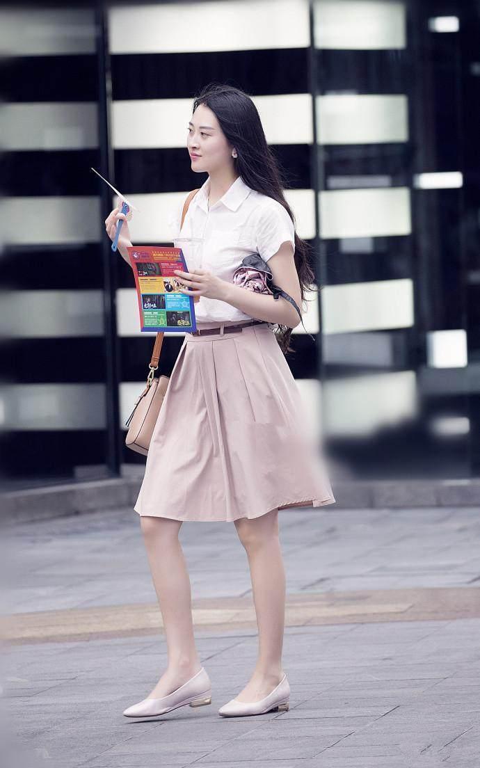 街拍:青春靓丽的纯色连衣裙，迷人露脐装尽显纤细小蛮腰, 美极了