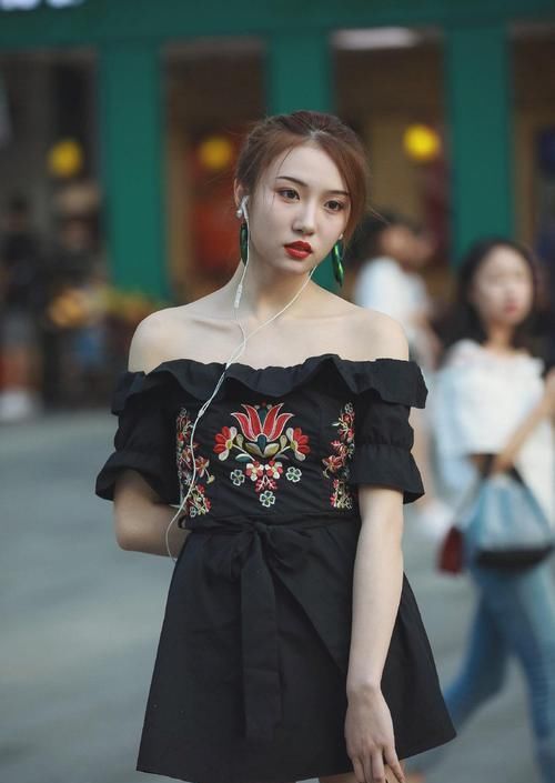  挪不开|街头最迷人的小姐姐，反光的皮肤让人挪不开眼