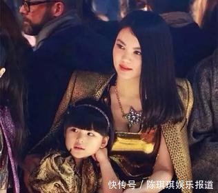 郭晶晶低调回娘家，素颜与路人合影，全身加起来还不到一千块