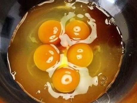 家里厨房里常见的它，坚持每次洗头随手放一点，头发不出几次乌黑