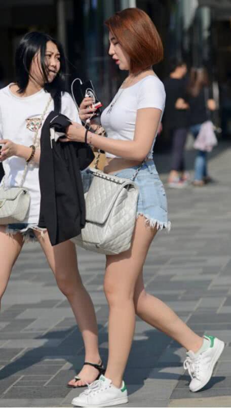 街拍:图3小姐姐上衣留了三个洞,堵上任何一个,画面就很奇怪!