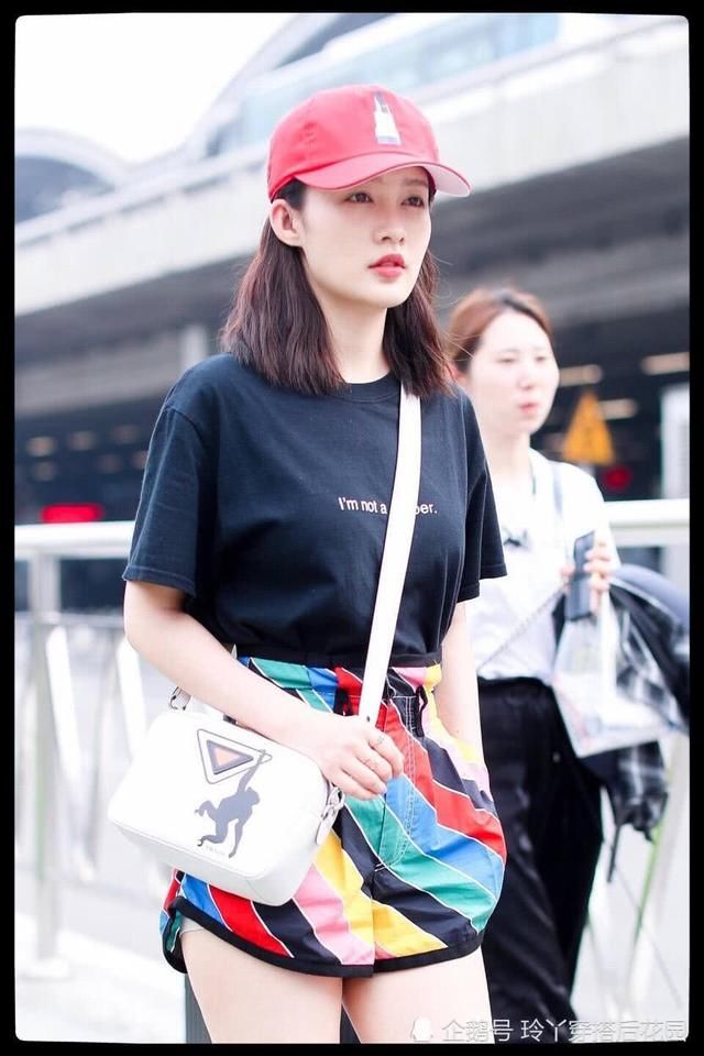 李沁的短裤也太花了，网友：晃得我头晕！